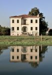 Una villa si riflette sulle acque del Brenta vicino a Dolo in Veneto
