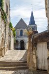 Una viuzza del centro medievale di Montrichard, Francia, con una chiesa sullo sfondo.
