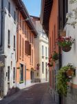 Una viuzza nel centro storico della città di Somma Lombardo, Varese, Lombardia.
