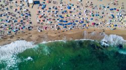 Un'affollata Bikini Beach vista dall'alto, Punta del Este, Uruguay. Grazie alla sua posizione privilegiata, questa località situata nel dipartimento di Maldonado, ospita spiagge ...