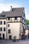 Un'antica casa nel villaggio alsaziano di Thann, Francia.

