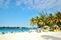 Un'assolata spiaggia di Nassau, Bahamas. Sono molte le spiagge di sabbia finissima e bianca frequentate sia dai turisti che dalla popolazione locale.
