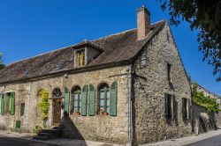 Un'elegante e antica abitazione medievale a Provins, Francia. A impreziosire la costruzione sono le persiane in legno color verde pastello e il grazioso abbaino.
