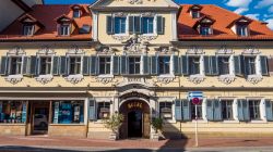 Un'elegante palazzo riccamente decorato nella città di Bamberga, Germania - © settantasette / Shutterstock.com