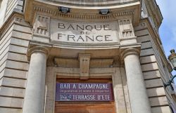 Uno champagne bar ospitato in un'antica banca di Epernay, Francia - © Pack-Shot / Shutterstock.com