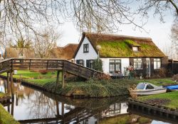 Uno dei canali di Giethoorn, Paesi Bassi. Questo villaggio di 2600 abitanti situato nella provincia di Overijssel ha canali attraversati da imbarcazioni che si muovono come gondole.
