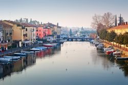 Uno dei canali di Peschiera del Garda, Veneto. Il centro storico del paese è delimitato dalla cinta muraria che ha modificato il corso naturale del fiume - © iryna1 / Shutterstock.com ...