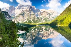 Il panorama mozzafiato di uno dei gioielli dell'Alta Via delle Dolomiti, il Lago di Braies  - © Raisa Suprun / Shutterstock.com