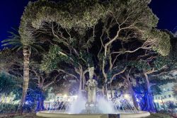 Uno scorcio by night di Plaza Gabriel Mirò a Alicante, Spagna. Questa suggestiva piazza deve il suo nome allo scrittore Mirò, nato proprio in questa città nel luglio 1879.

 ...