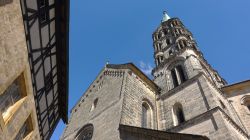 Uno scorcio dal basso dello storico duomo di Bamberga, Germania: è una delle sette cattedrali imperiali tedesche, opera medievale fra le più prestigiose dell'intero paese.
 ...