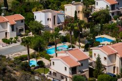 Uno scorcio dall'alto delle case del borgo di Pissouri, Cipro. Molte sono abitazioni utilizzate durante le vacanze estive - © salajean / Shutterstock.com