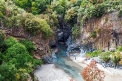 Uno scorcio dall'alto delle Grotte di Alcantara, Sicilia: si trovano nella Valle dell'Alcantara, fra i Comuni di Castiglione di Sicilia e Motta Camastra.
