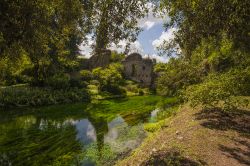 Uno scorcio dei Giardini della Ninfa a Cisterna di Latina nel Lazio - © Paolo Sartorio / Shutterstock.com