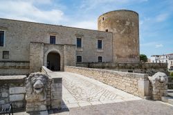 Uno scorcio del castello aragonese di Venosa, Basilicata - Venne costruito nel 1470 per volere del duca Pirro del Balzo nel luogo in cui sorgeva l'antica cattedrale e prima ancora un sistema ...