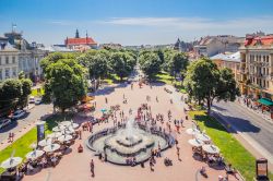 Uno scorcio del centro cittadino di Lviv dall'Opera House, Ucraina, in una soleggiata giornata estiva con turisti.
