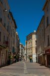 Uno scorcio del centro di Nimes, Francia, con edifici e negozi in una giornata con il cielo blu. Siamo nel dipartimento del Gard, regioned ell'Occitania - © Celli07 / Shutterstock.com ...