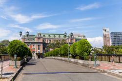 Uno scorcio del centro di Osaka, Giappone. Capitale dell'omonima prefettura, Osaka è la seconda città del paese per numero di abitanti - © leungchopan / Shutterstock.com ...