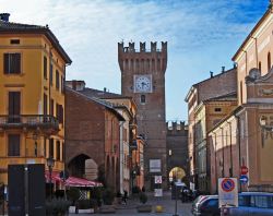 Uno scorcio del centro di Spilamberto (Emilia-Romagna) con la fortezza. La sua costruzione risale agli inizi del XIII° secolo. 
