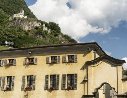 Uno scorcio del centro di Tirano e la chiesa di Santa Perpetua sulle montagne della Valtellina