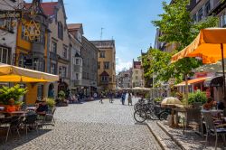 Uno scorcio del centro storico di Lindau, Germania, con turisti e residenti a passeggio - © Eduard Valentinov / Shutterstock.com