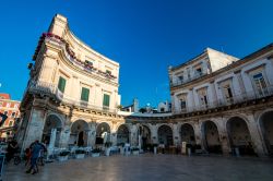 Uno scorcio del centro storico di Locorotondo, borgo della zona dei trulli in Puglia - © LightCapturedByDamian / Shutterstock.com