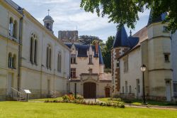 Uno scorcio del centro storico di Montrichard, Francia. Si trova nel dipartimento del Loir-et-Cher nella regione del Centro-Valle della Loira.
