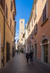 Uno scorcio del centro storico di Terni, Umbria. E' la seconda più grande città della regione. In questa immagine, una viuzza di Terni con la torre sullo sfondo - © ValerioMei ...