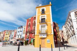 Uno scorcio del centro storico di La Vila Joiosa, ridente località costiera della Comunità Valenciana. Capitale del territorio della Marina Baixa, questa cittadina spagnola è ...