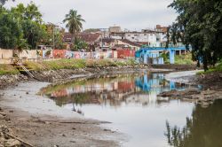 Uno scorcio del fiume Yayabo a Sancti Spiritus, Cuba. La città di Sancti Spiritus venne chiamata così dai colonizzatori spagnoli che vollero esaltare una delle figure della Santissima ...