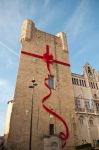 Uno scorcio del Municipio di Narbona, Occitania, con un fiocco rosso in occasione delle feste natalizie (Francia).
