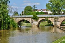 Uno scorcio del vecchio ponte di Poissy, cittadina del dipartimento degli Yvelines (Francia).

