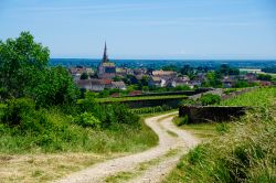 Uno scorcio del villaggio di Meursault nella campagna della Borgogna in Francia