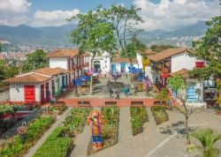 Uno scorcio del villaggio di Pueblito Paisa nei pressi di Medellin, Colombia. Questa località è caratterizzata dalla tradizionale fontana in pietra situata nella piazza su cui ...