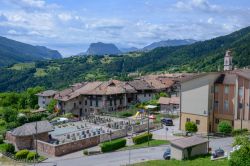 Uno scorcio del villaggio di Stenico, Trentino Alto Adige. Meta ideale per trascorrere tempo a contatto con la natura, Stenico si trova in una delle aree più interessanti del parco naturale ...