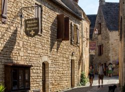 Uno scorcio del villaggio medievale di Beynac-et-Cazenac, Francia. Siamo nel dipartimento della Dordogna, nella regione della Nuova Aquitania - © wjarek / Shutterstock.com