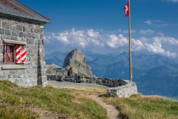 Uno scorcio della Cabane Rambert sopra il villaggio di Ovronnaz, Cantone del Vallese, Svizzera. Situato lungo l'itinerario ad anello "Tour des Muverans", questo rifugio si trova ...