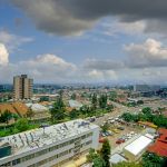 Uno scorcio della città di Addis Abeba con edifici e strade (Etiopia).
