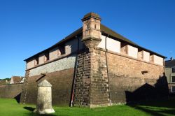 Uno scorcio della cittadella di Belfort, Francia. Quest'imponente fortificazione domina la cittadina dal XII° secolo; fu modificata diverse volte in particolare da Vauban nel corso del ...