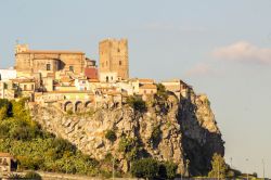 Uno scorcio della cittadina di Motta Camastra, Sicilia. Questo centro abitato costituisce uno dei borghi più caratteristici della Valle dell'Alcantara che sovrasta il celebre sito ...