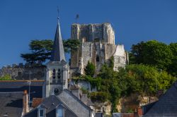 Uno scorcio dell'antico castello di Montrichard con la guglia della chiesa davanti (Francia).

