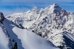 Uno scorcio delle Montagne Rocciose a Aspen, Colorado, in inverno. Il comprensorio sciistico di Aspen è costituito da 4 stazioni collegate fra loro da un servizio di navetta gratuito.
 ...