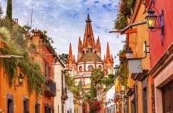 Uno scorcio di Aldama Street con la chiesa di San Michele di Allende, nei pressi di Guanajuato, Messico. La costruzione di questo edificio religioso risale al 1600.



