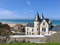 Uno scorcio di Arromanches-les-Bains e la sua spiaggia in Normandia