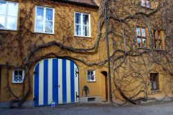 Uno scorcio di Fuggerei a Augusta, Germania: questo quartiere, che deve il nome alla famiglia Fugger, rappresenta il più antico esempio di edilizia popolare al mondo - © Mariangela ...