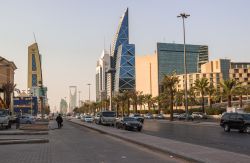 Uno scorcio di King Fahd's Street a Riyadh con grattacieli e palazzi sullo sfondo (Arabia Saudita) - © Andrew V Marcus / Shutterstock.com