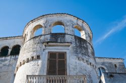 Uno scorcio di Palazzo Catapano a Rutigliano, Puglia. E' uno degli edifici storici di questo borgo della Puglia caratterizzato da un superbo torrione con loggia e archi.
