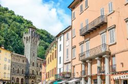 Uno scorcio di Porretta Terme e il suo Municipio in Emilia Romagna - © Luca Lorenzelli / Shutterstock.com