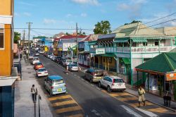 Uno scorcio di St. Mary Street nel centro di Saint John's, Antigua e Barbuda, Caraibi - © Luis Santos / Shutterstock.com