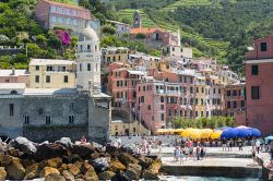 Uno scorcio fotografico del villaggio di Vernazza, La Spezia, Liguria. Il paese si sviluppa lungo il torrente Vernazzola, ora coperto.



