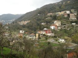 Uno scorcio panoramico del comune di Avegno, provincia di Genova (Liguria) - © Cosmin latan, CC BY-SA 3.0, Wikipedia